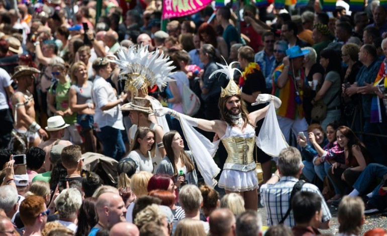 Berlin (AFP). Des centaines de milliers de personnes à la Gay Pride de Cologne marquée par Orlando