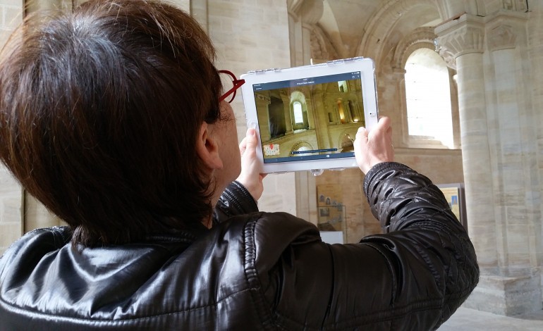 Dans le Calvados, l'église du XIIe siècle se met aux écrans tactiles