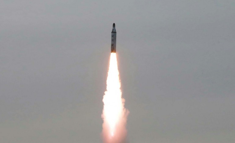 Séoul (AFP). La Corée du Nord teste un missile lancé par sous-marin 