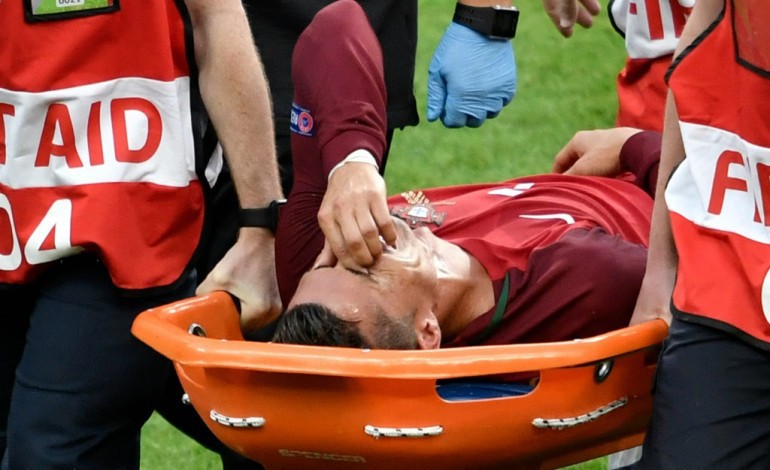 Saint-Denis (AFP). Euro-2016: Cristiano Ronaldo, blessé, sort en pleurs sur une civière