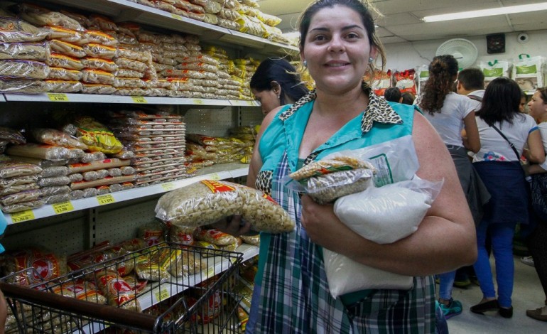 Cucuta (Colombie) (AFP). Face à la pénurie, des Vénézuéliens se ruent en Colombie pour s'approvisionner