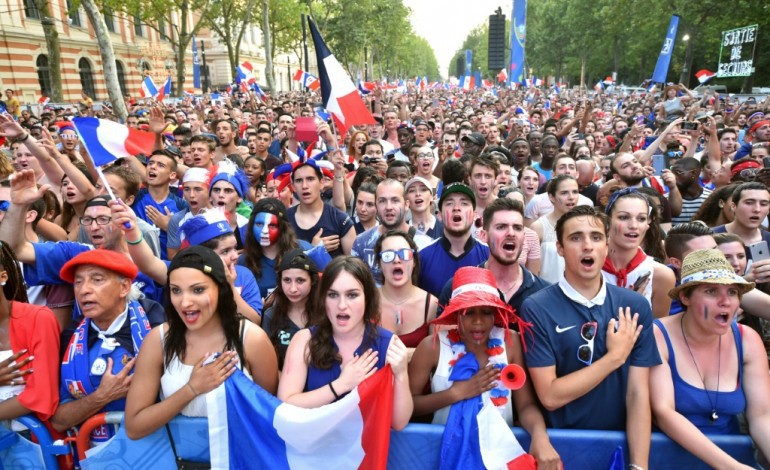 Paris (AFP). Euro-2016: bleu-blanc-rouge au coeur, la France prie pour la victoire
