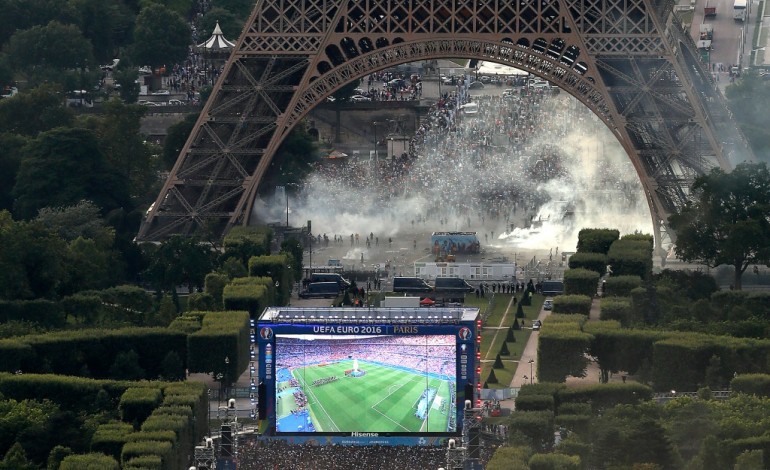 Paris (AFP). Euro-2016: des incidents éclatent aux abords de la fanzone parisienne 