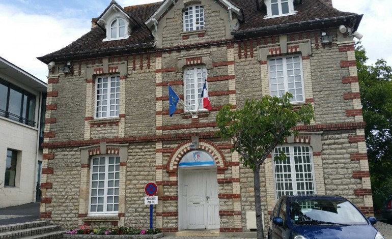 Calvados : un policier entre la vie et la mort au poste de police de Ouistreham