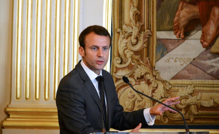 Paris (AFP). Macron "entre en campagne" avec un premier grand meeting à Paris