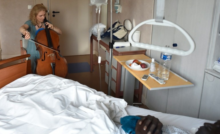 Paris (AFP). Quand le violoncelle atténue la douleur liée aux soins