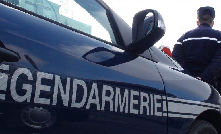 Calvados : la camionnette tractant une caravane, non assurée et non immatriculée, était arrêtée sur l'autoroute