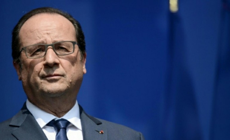 Hollande menace d'évincer Macron du gouvernement