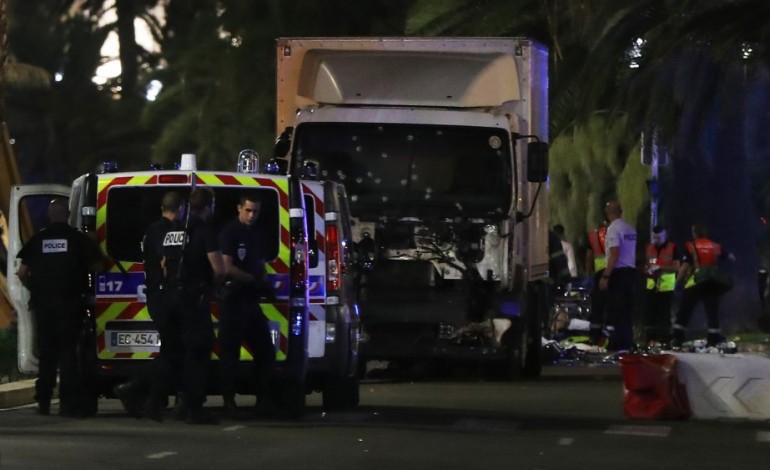 Attentat à Nice : un camion fonce dans la foule, des dizaines de morts