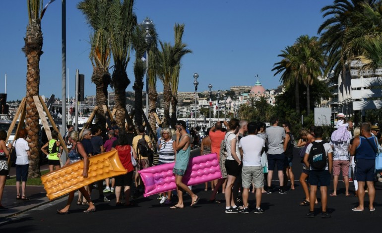 Nice (AFP). Sur la Promenade des Anglais, le deuil, les larmes et la vie malgré tout