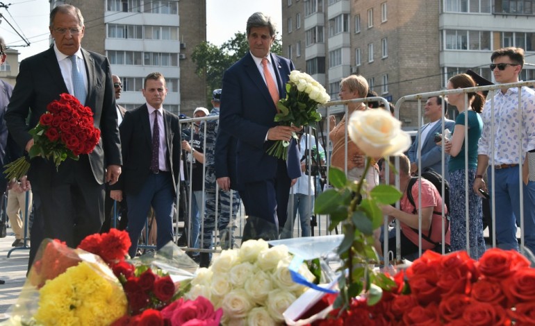 Moscou (AFP). Attentat à Nice: Kerry et Lavrov ensemble pour un hommage à l'ambassade française de Moscou