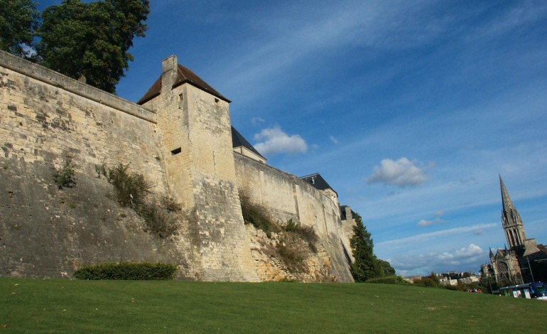 Calvados : devant le Château de Caen, un jeune homme frappé et menacé de mort pour une cigarette 