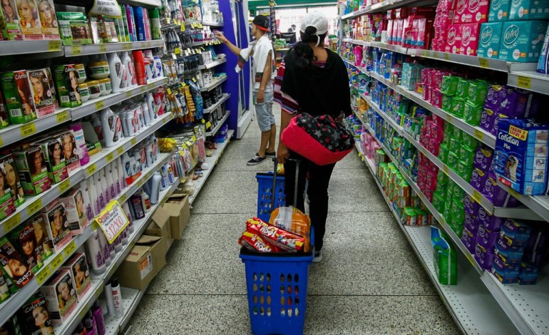 San Antonio del Táchira (Venezuela) (AFP). Des dizaines de milliers de Vénézuéliens entrent en Colombie pour faire leurs courses
