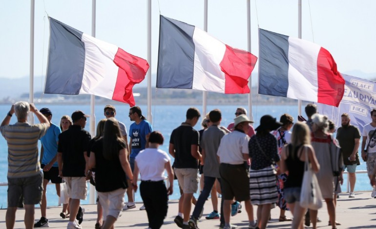 Nice (AFP). Nice: recueillement sur la Promenade des Anglais avant sa réouverture