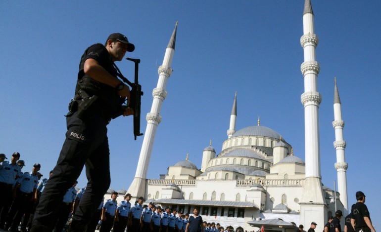 Istanbul (AFP). Putsch/Turquie: plus de 7.500 personnes en garde à vue
