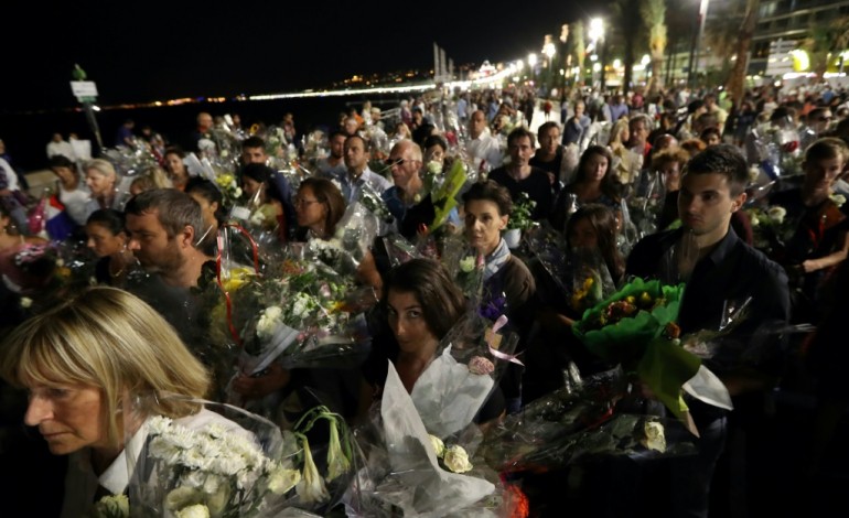 Nice (AFP). À Nice, une chaîne humaine déplace les marques d'hommage vers deux lieux de recueillement