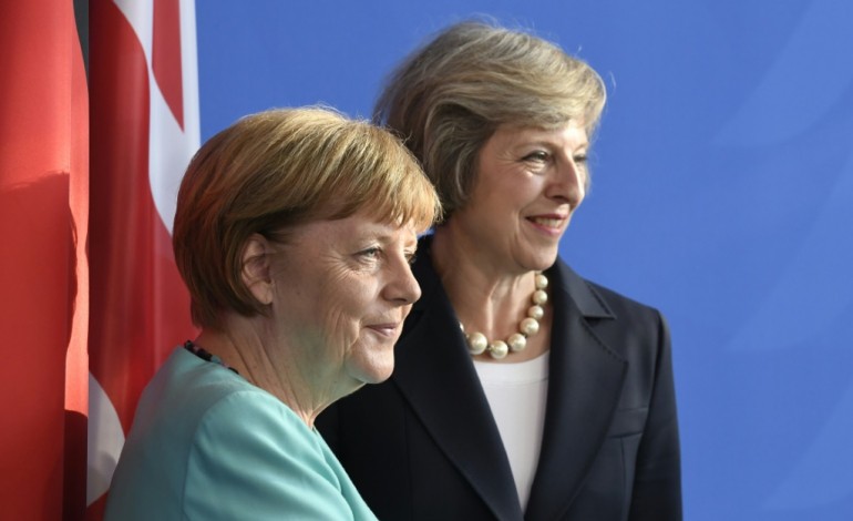 Berlin (AFP). Brexit: Theresa May à Paris après des discussions fructueuses à Berlin
