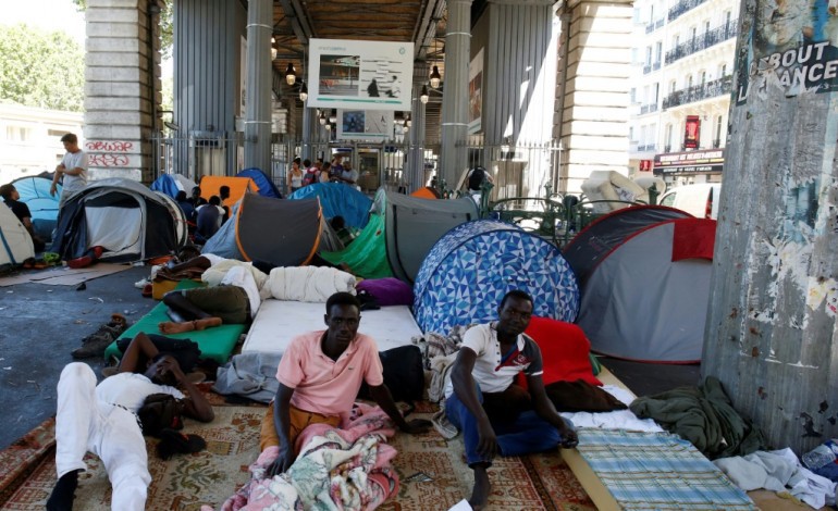 Paris (AFP). Paris: nouvelle évacuation d'un campement d'un millier de migrants