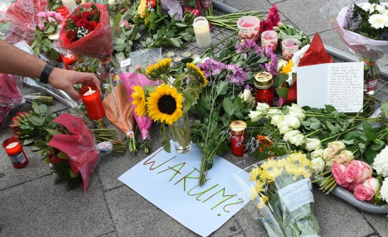 Munich (Allemagne) (AFP). Bougies, fleurs et larmes après la tuerie de Munich