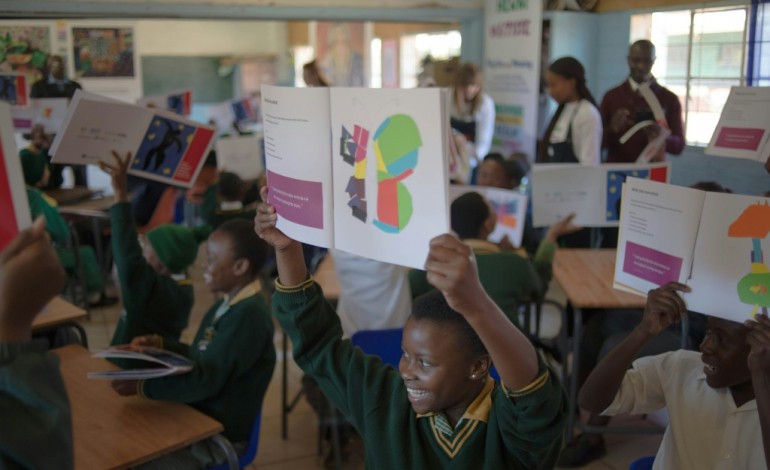 Soweto (Afrique du Sud) (AFP). Soweto: sur les pas de Matisse, des enfants "peignent avec des ciseaux"