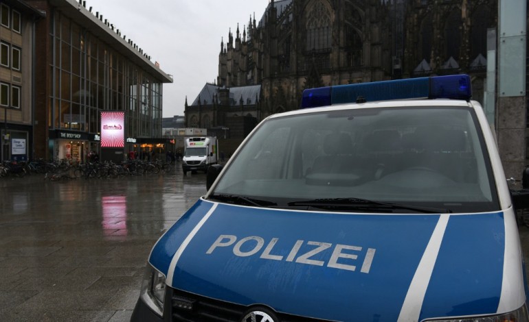 Berlin (AFP). Allemagne: un mort et deux blessés dans une agression à la machette 