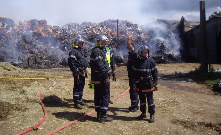 Calvados : un hangar agricole totalement détruit par un incendie