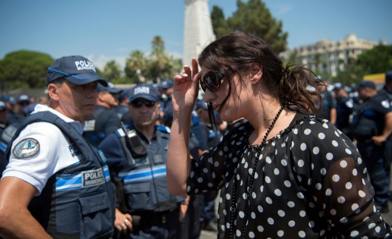 Nice (AFP). Nice: la policière municipale saisit la justice, Cazeneuve aussi