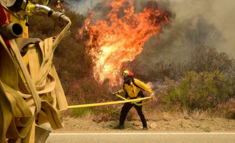Santa Clarita (Etats-Unis) (AFP). L'incendie de Sand en Californie: une "bête" qui dévore tout