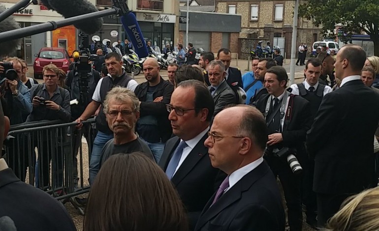 Prêtre égorgé à Saint-Etienne-du-Rouvray : selon François Hollande, les terroristes "se sont réclamés de Daesh"