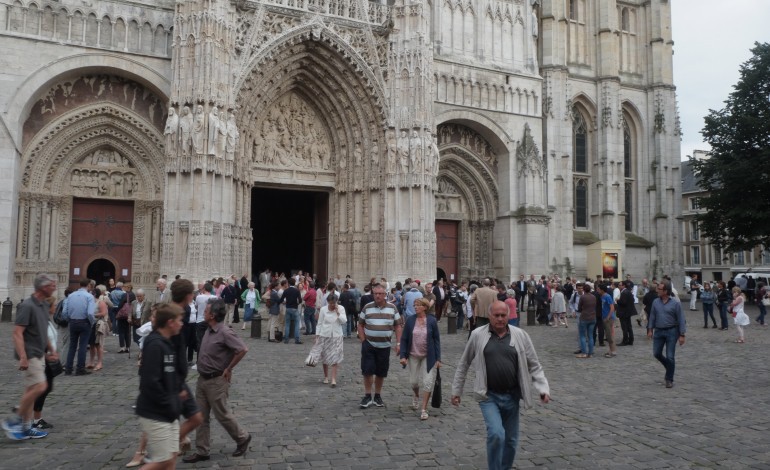 Cathédrale de Rouen : un millier de personnes à la messe en mémoire du prêtre assassiné 