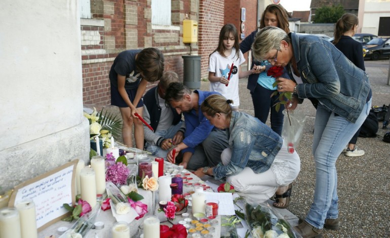 Saint-Etienne-du-Rouvray (France) (AFP). Saint-Etienne-du-Rouvray: l'un des jihadistes était sous bracelet électronique 