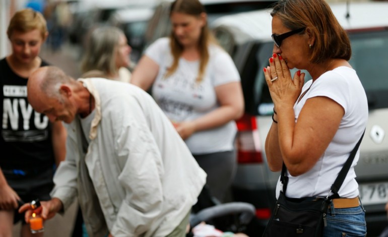 Saint-Etienne-du-Rouvray (France) (AFP). Saint-Etienne-du-Rouvray pleure son prêtre assassiné 
