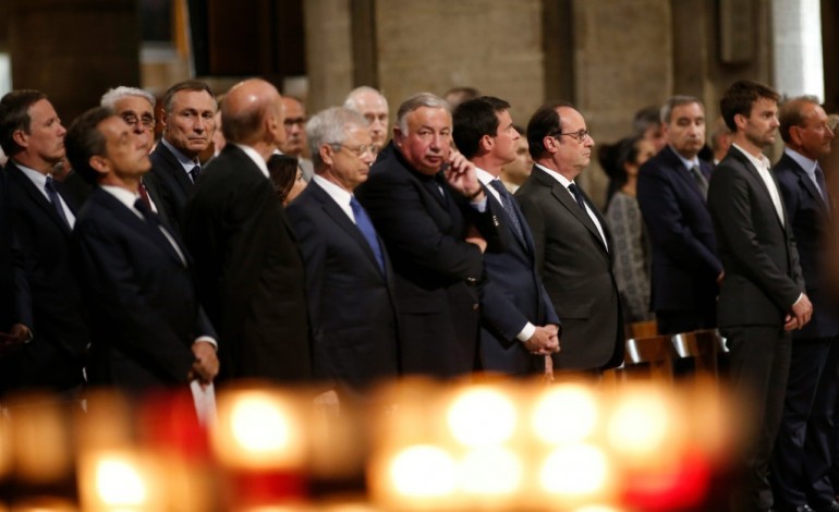 Paris (AFP). La République réunie à Notre-Dame en hommage au prêtre égorgé