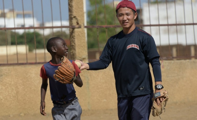 Dakar (AFP). Au Sénégal, des enfants apprennent le base-ball américain avec un Japonais