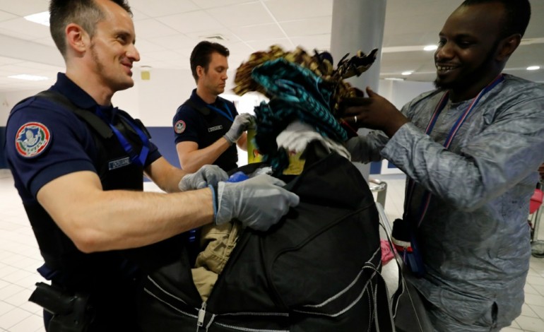 Aéroport de Roissy (France) (AFP). Pas de bonobo dans le sac ! Les douaniers traquent les souvenirs de vacances
