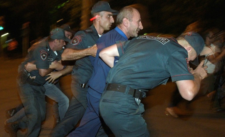 Erevan (AFP). Arménie: un policier tué par des opposants retranchés