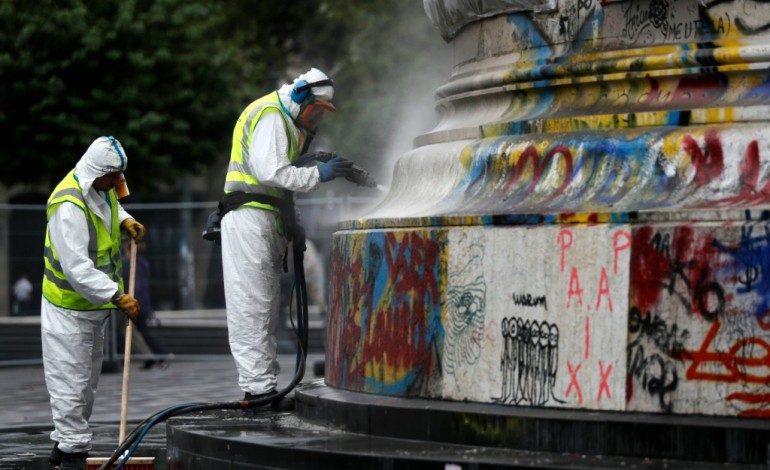 Paris (AFP). Souvenirs des attentats de Paris: la place de la République nettoyée 