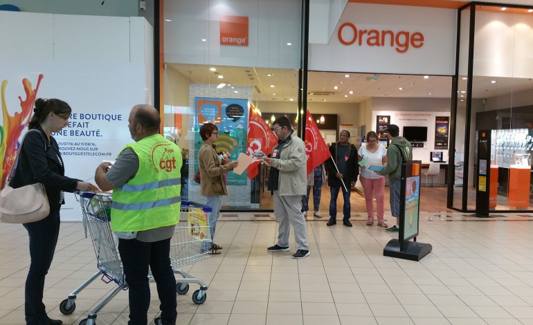 Orne : Mobilisation  contre la fermeture de boutiques Orange d'Alençon-Arçonnay