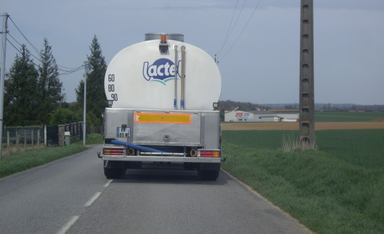 Crise du lait : des agriculteurs s'enchaînent aux grilles de Lactalis dans l'Orne