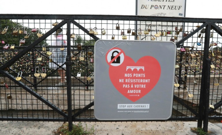 Paris (AFP). Paris: sur le Pont Neuf, la mairie veut déverrouiller les "cadenas d'amour" 