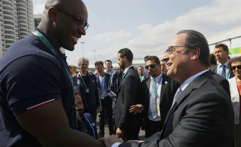 Rio de Janeiro (AFP). JO-2016: quand Hollande badine avec les athlètes au Village olympique