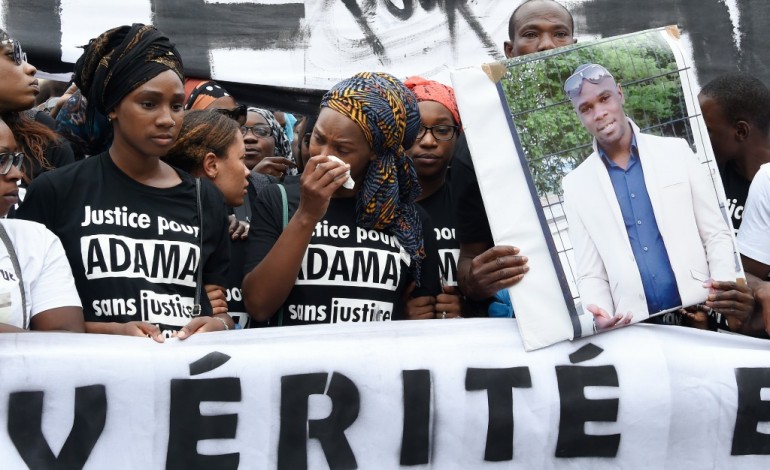 Pontoise (France) (AFP). La famille d'Adama Traoré dépose deux plaintes contre les forces de l'ordre