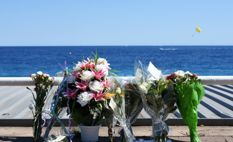 Nice (AFP). Attentat de Nice: rassemblement en blanc pour un hommage aux victimes 