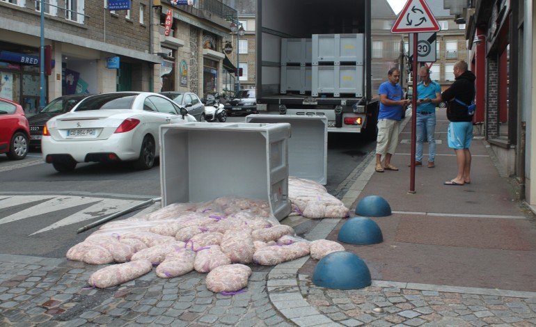 Calvados : un camion perd des boyaux de porc dans le centre de Vire