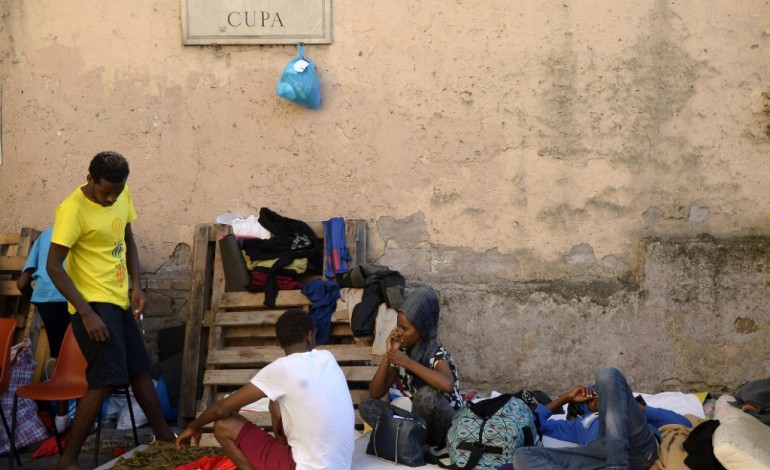 Rome (AFP). La rue Cupa à Rome, impasse des migrants en transit