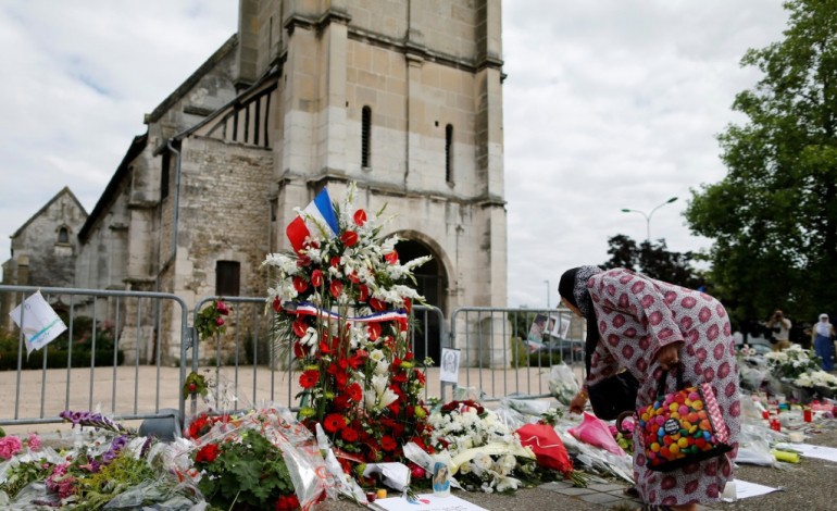 Paris (AFP). Prêtre assassiné: le suspect en contact avec les tueurs déféré