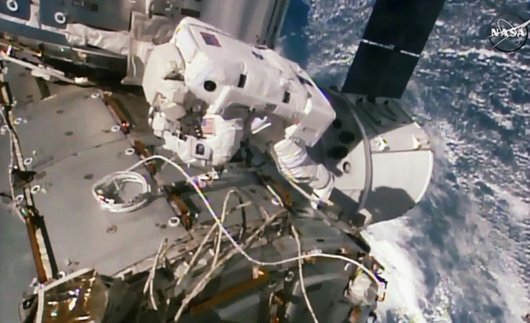 Miami (AFP). ISS: deux astronautes américains installent un nouveau port d'attache
