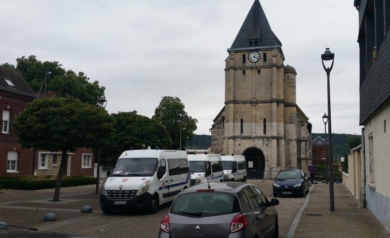 Attentat de Saint-Etienne-du-Rouvray : l'un des terroristes inhumé en toute discrétion dans le Val-d'Oise
