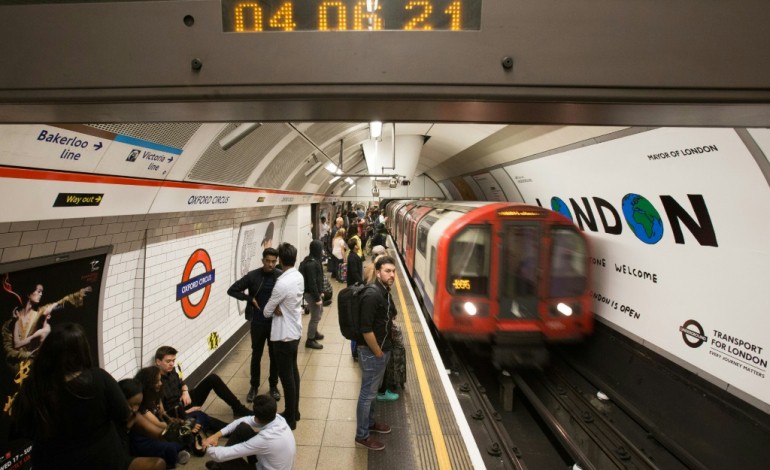 Londres (AFP). Londres inaugure le métro de nuit