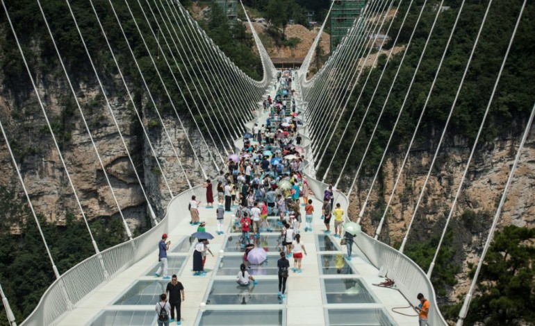 Zhangjiajie (Chine) (AFP). Chine: le pont en verre le plus long du monde ouvre au public